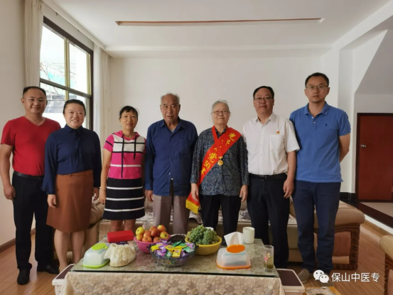 学校党委开展“七·一”走访慰问老党员活动