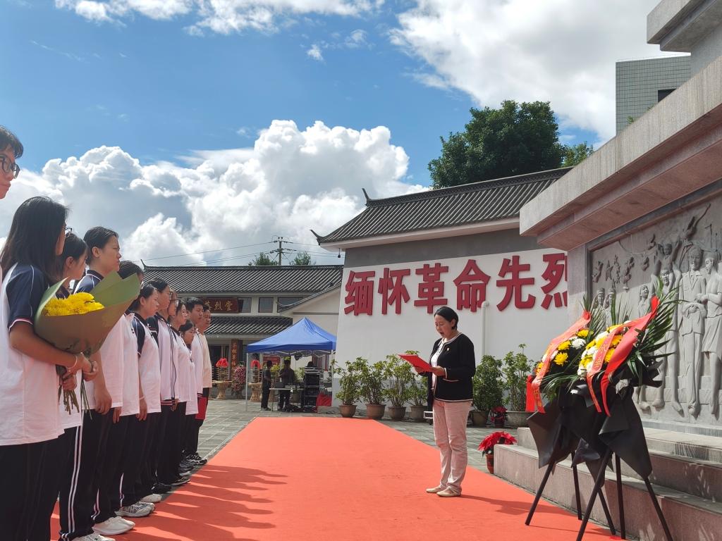 校园新闻 | 缅怀革命先烈 传承红色基因
