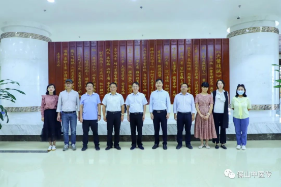 一册书藉一份情 一缕书香一片心——昆明医科大学公共卫生学院向保山中医专捐赠图书3260册