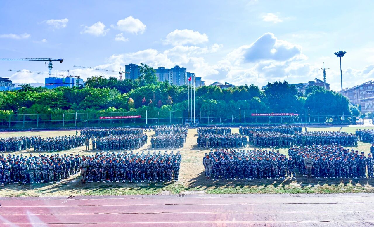 校园新闻 | 淬火成钢砺青春：2026年学生军训圆满收官