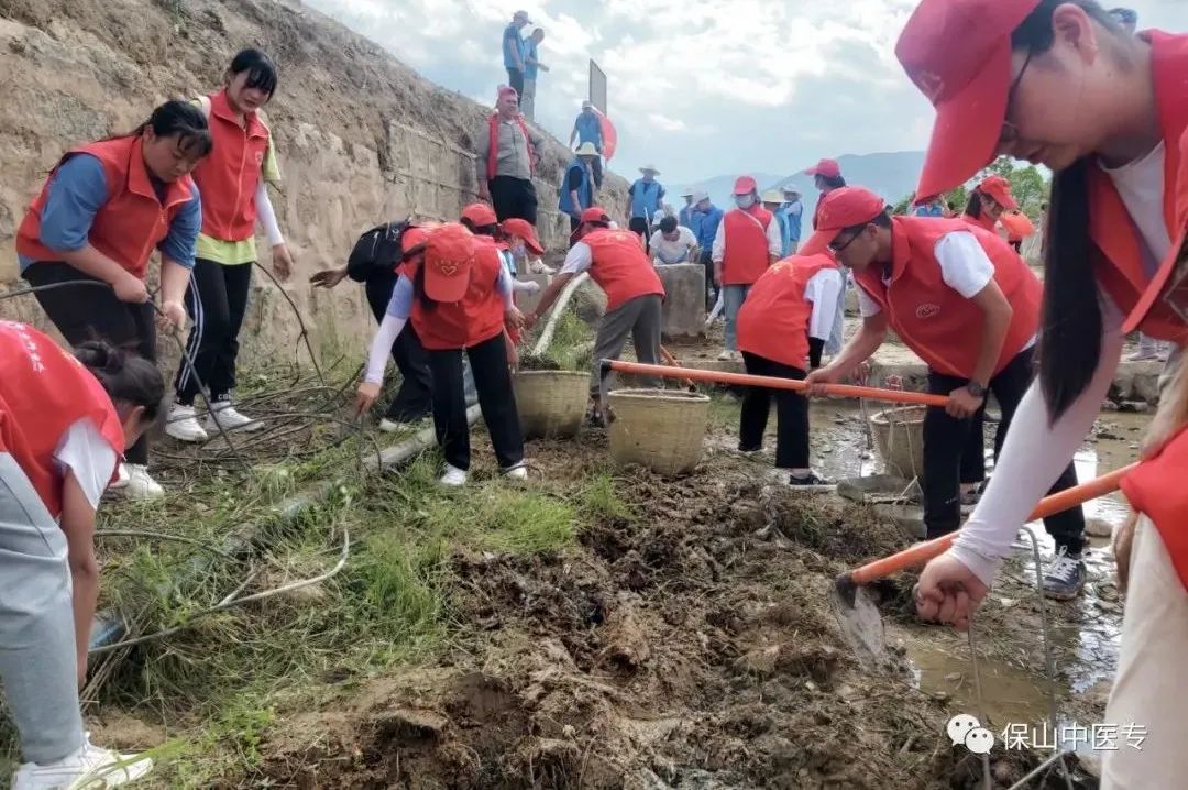 保护母亲河 保山中医专学子在行动