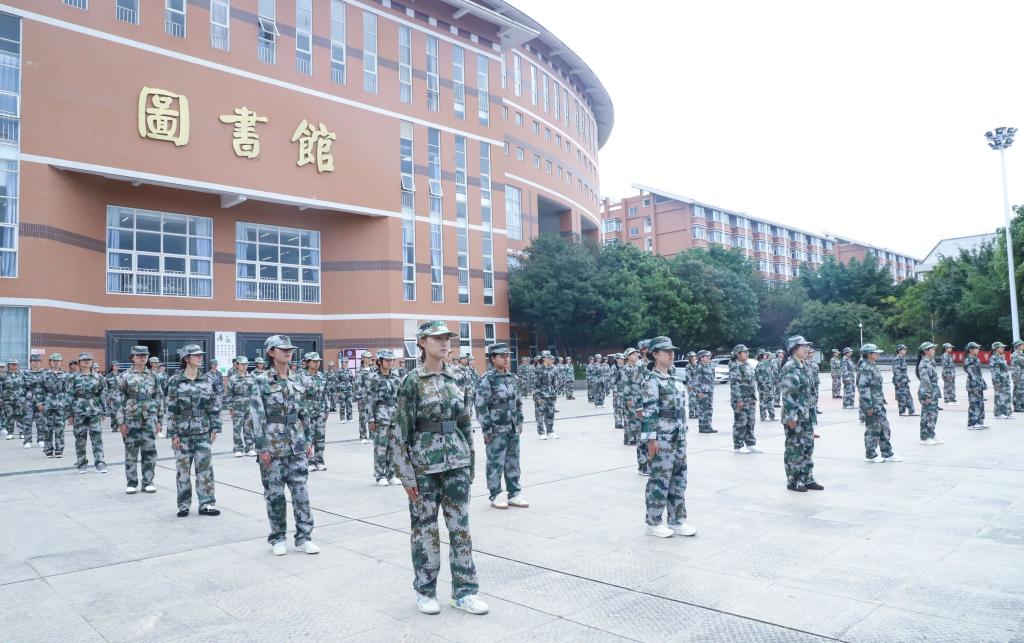 校园新闻 | 迷彩砺青春 少年向光行：2026年军训特辑来了